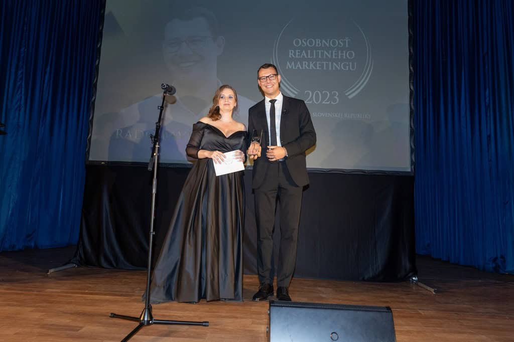 Rado Pavlík s ocenením Osobnosť realitného marketingu 2023 (Realitná únia SR)