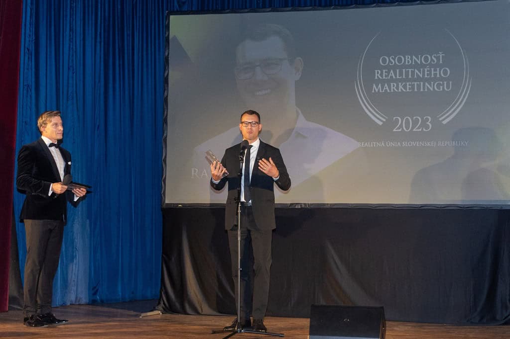 Rado Pavlík počas prejavu pri preberaní ocenenia Osobnosť realitného marketingu 2023