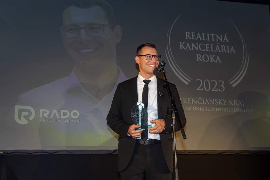 Rado Pavlík preberá ocenenie Realitná kancelária roka 2023 pre RADO Reality