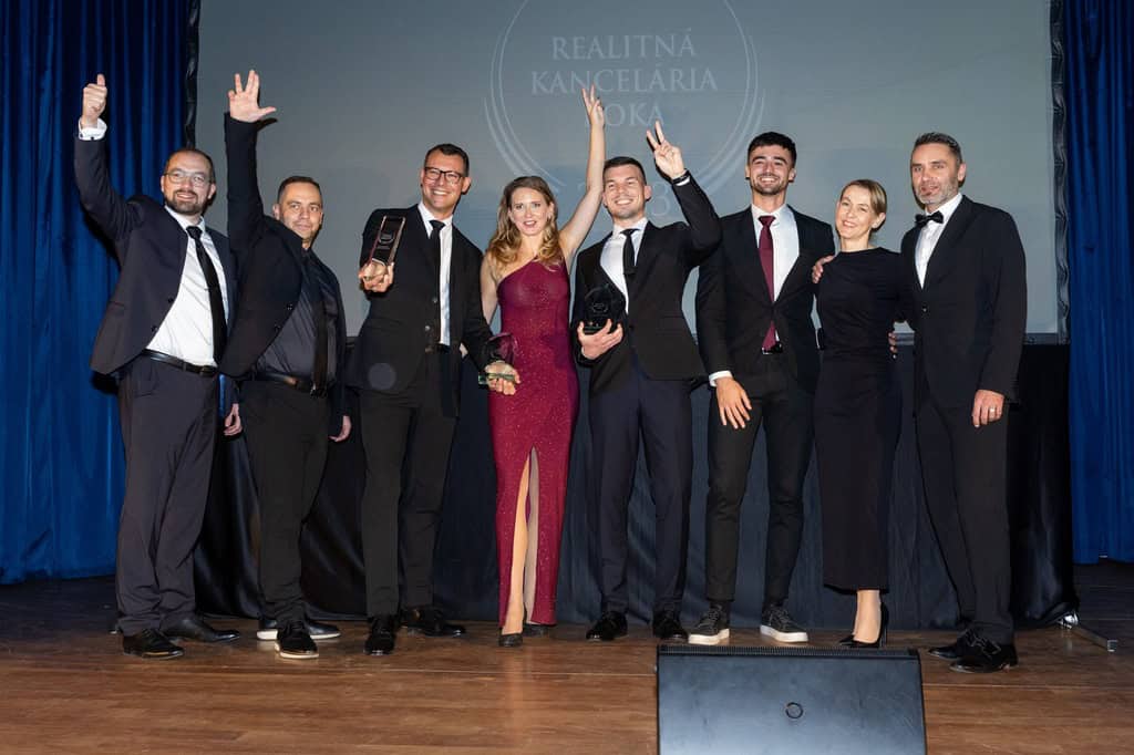 Tím RADO Reality oslavuje titul absolútny víťaz súťaže Realitná kancelária roka 2023